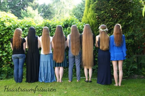 lange Haare in Haselnussblonds Garten