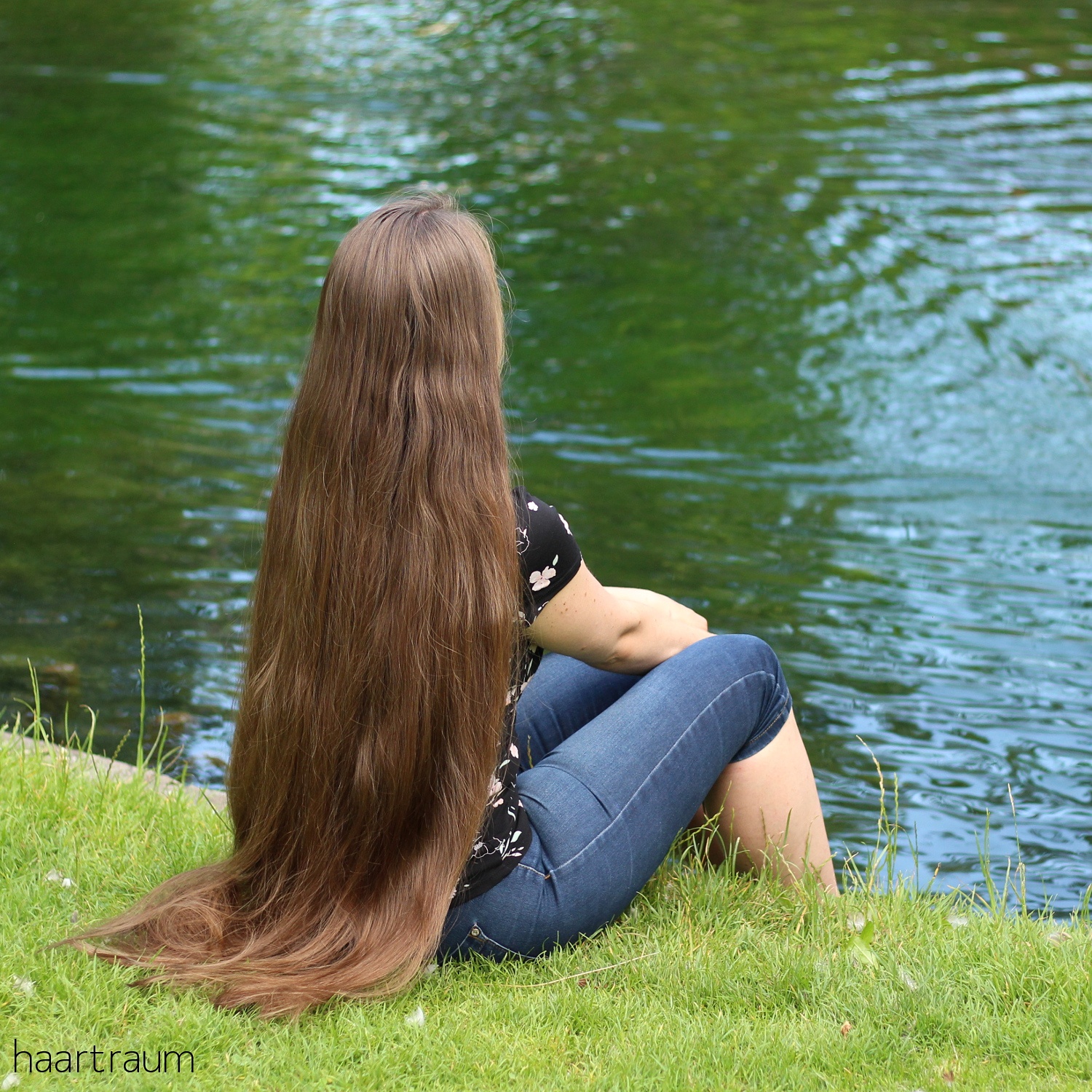 Zu gesunden langen Haaren kommt man mit guter Haarpflege. 